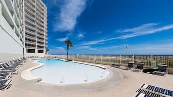 Una piscina techada, una piscina al aire libre