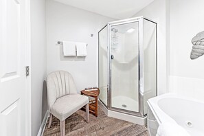 Dusche, Whirlpool, Haartrockner, Handtücher