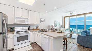 Refrigerador, microondas, horno, placa de cocina