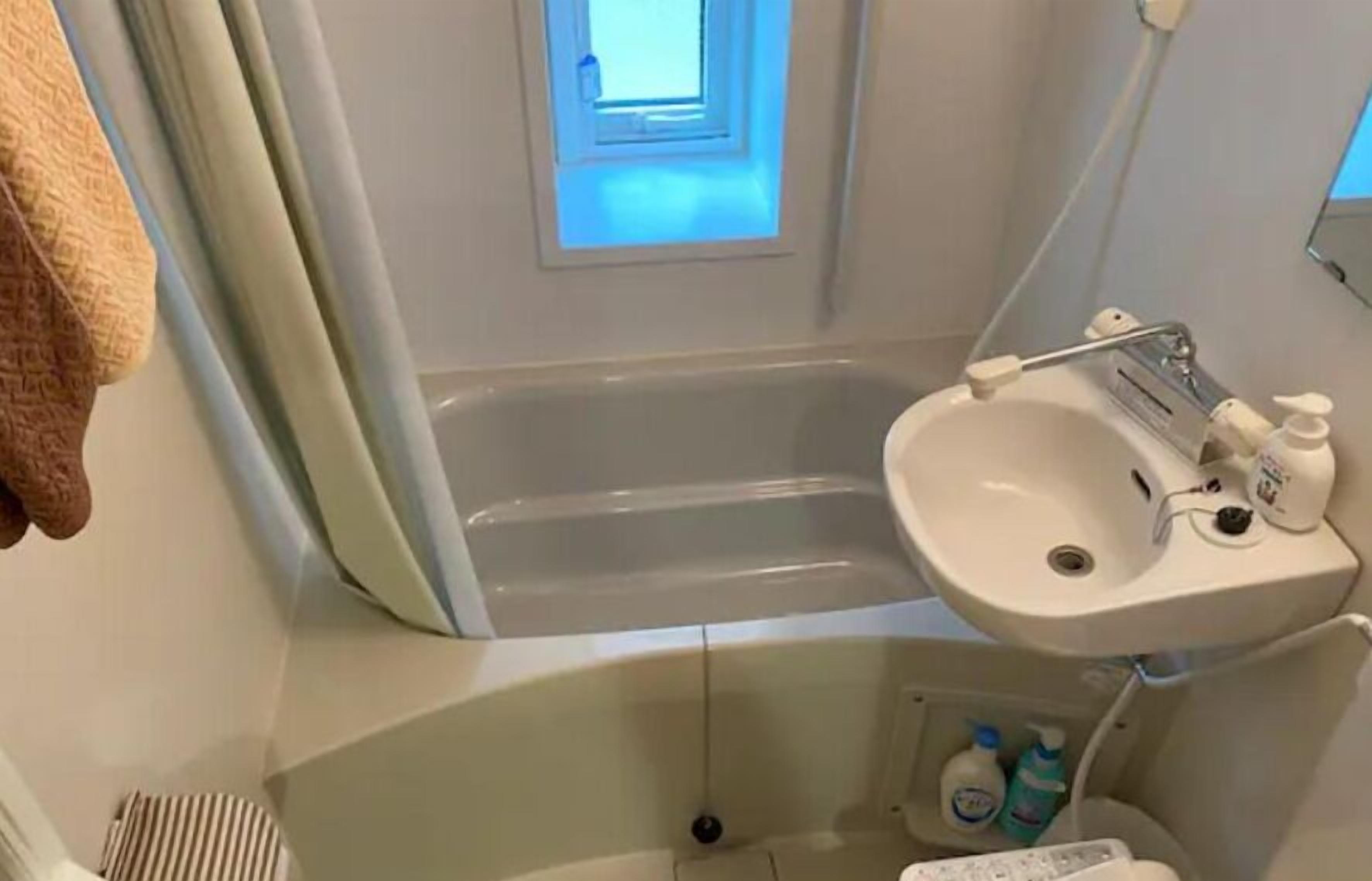 hotel el shinjuku6/201 max4pax non-smoking | bathroom | combined shower/bathtub, deep-soaking bathtub, free toiletries