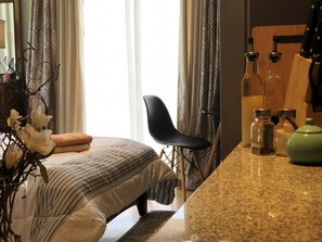 デラックス スタジオスイート | アイロン / アイロン台、可動式ベッド、WiFi (無料)、ベッドシーツ