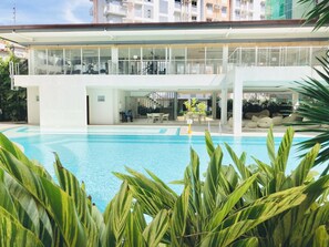2 outdoor pools