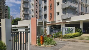 Una entrada con acceso restringido a un edificio residencial con un letrero que dice 'MIVESA'.