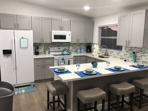 Frigorifero, microonde, forno, piano cottura