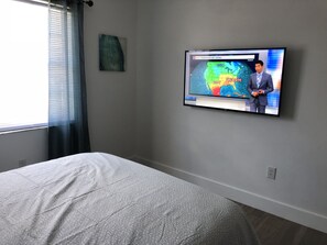 3 bedrooms, in-room safe, iron/ironing board, travel cot