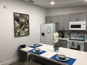 Refrigerador, microondas, horno, placa de cocina