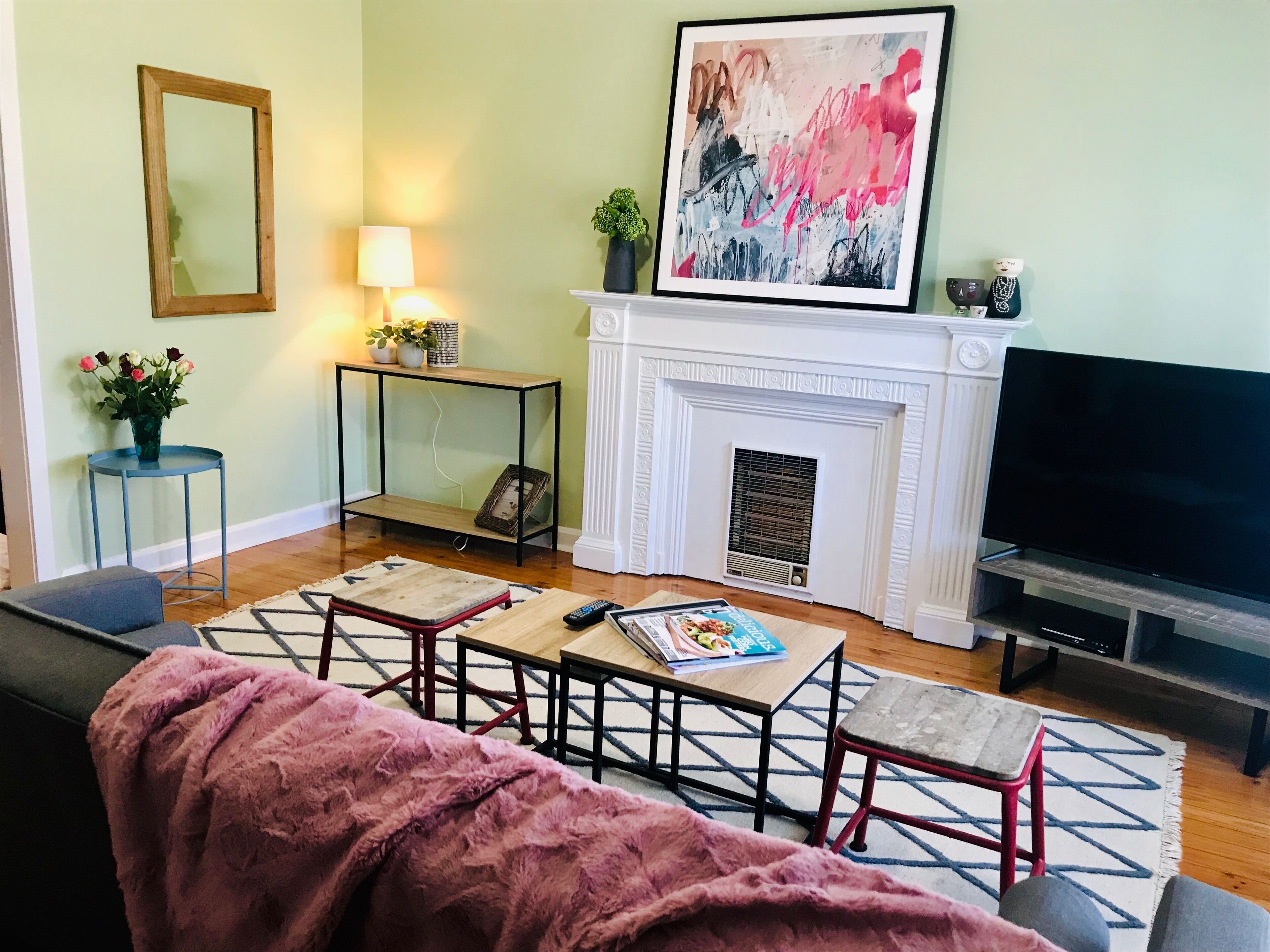 Family-friendly, retro style unit in leafy suburb