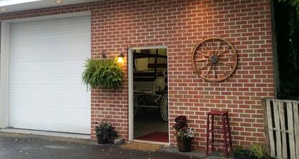 Rustic, quaint wagon house