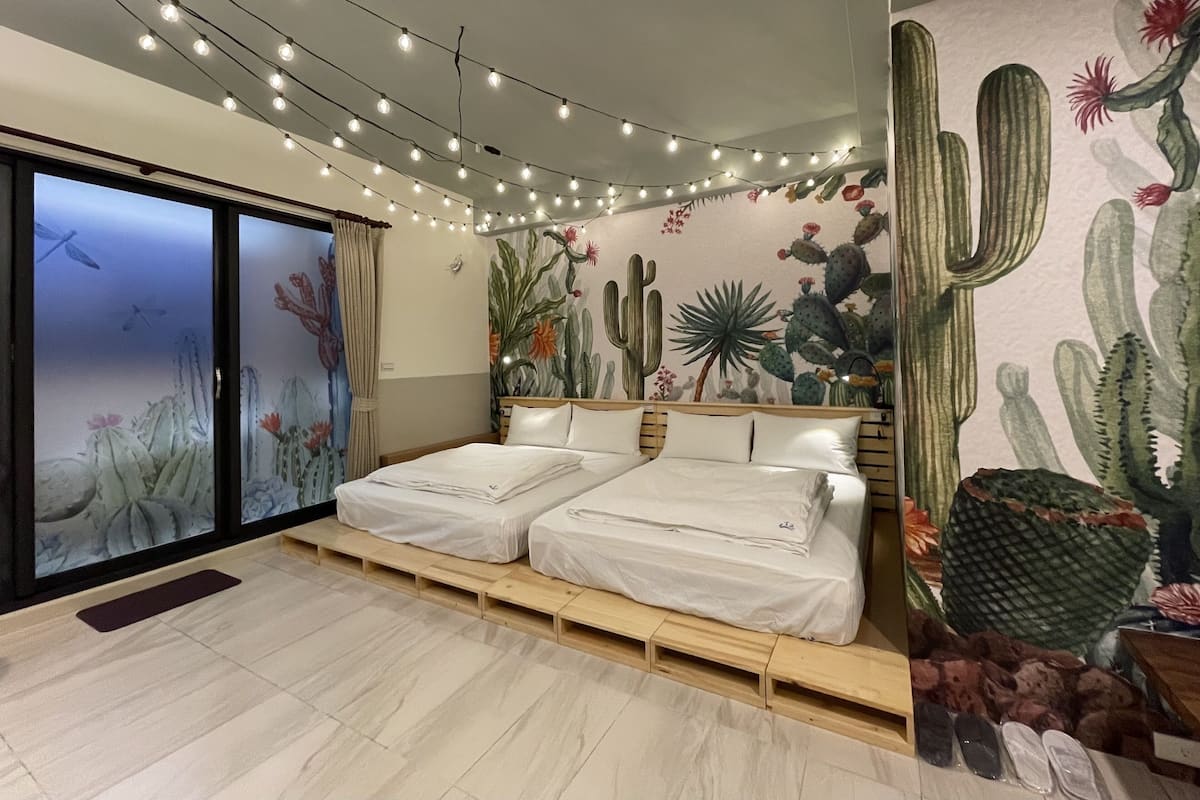 Minibar, escritorio, cortinas blackout y sistema de insonorización