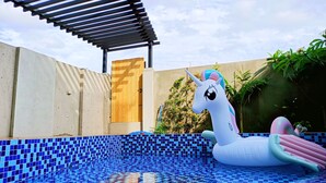 A swimming pool with blue mosaic tiles, a wooden door, and a wooden pergola. - Yiting B&B (Checheng)