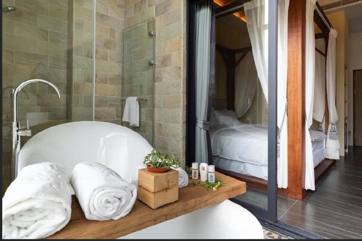 Superior Double Room | Minibar, desk, blackout drapes, soundproofing