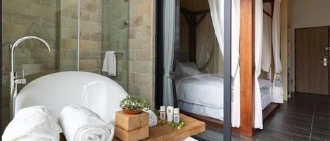 Superior Double Room | Minibar, desk, blackout drapes, soundproofing