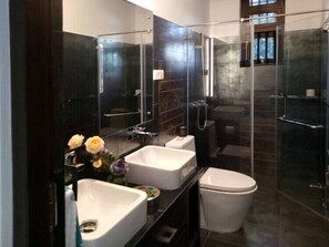 Luxury-Villa, Mehrere Betten, Gartenblick | Badezimmer