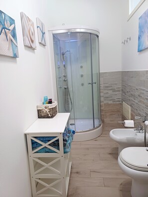 Shower, bidet - Appartamento fronte porto (Alghero)