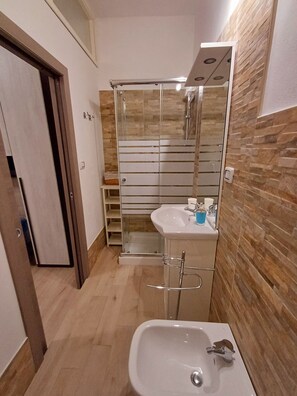 Shower, bidet - Appartamento fronte porto (Alghero)