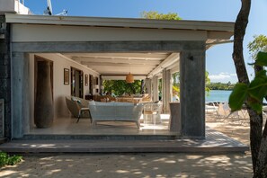 Outdoor dining - L'ilot by muse villas (Roches Noires)