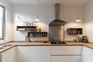 Kühlschrank, Mikrowelle, Ofen, Geschirrspüler