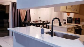 Réfrigérateur, four à micro-ondes, un four, surface de cuisson