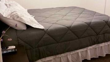 3 chambres, bureau, fer et planche à repasser, accès au Wi-Fi (inclus)