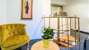 Apartamento, 1 habitación | Zona de estar | Una televisión de pantalla plana