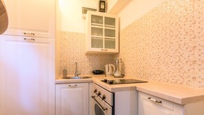 Apartamento, 1 habitación | Cocina privada | Frigorífico, horno, placa de cocina y hervidor eléctrico