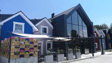 Overnatningsstedets facade – aften/nat