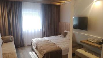 Safe på rommet, lydisolert, strykejern/-brett og wi-fi (inkludert)