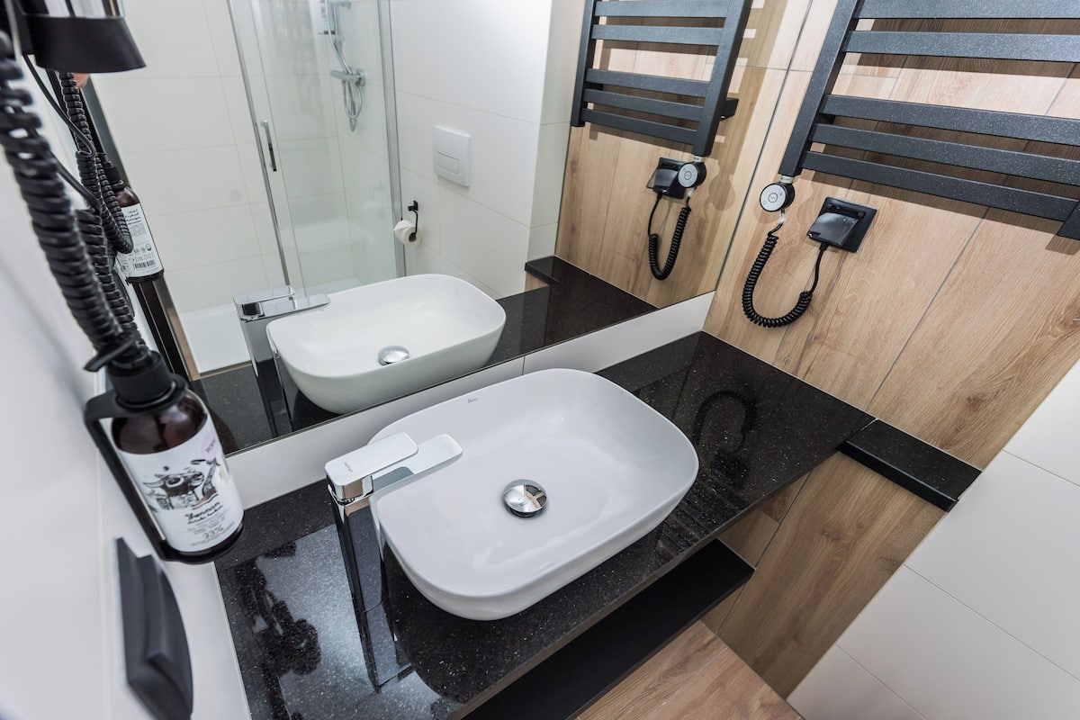 Dusche, Regendusche, kostenlose Toilettenartikel, Haartrockner