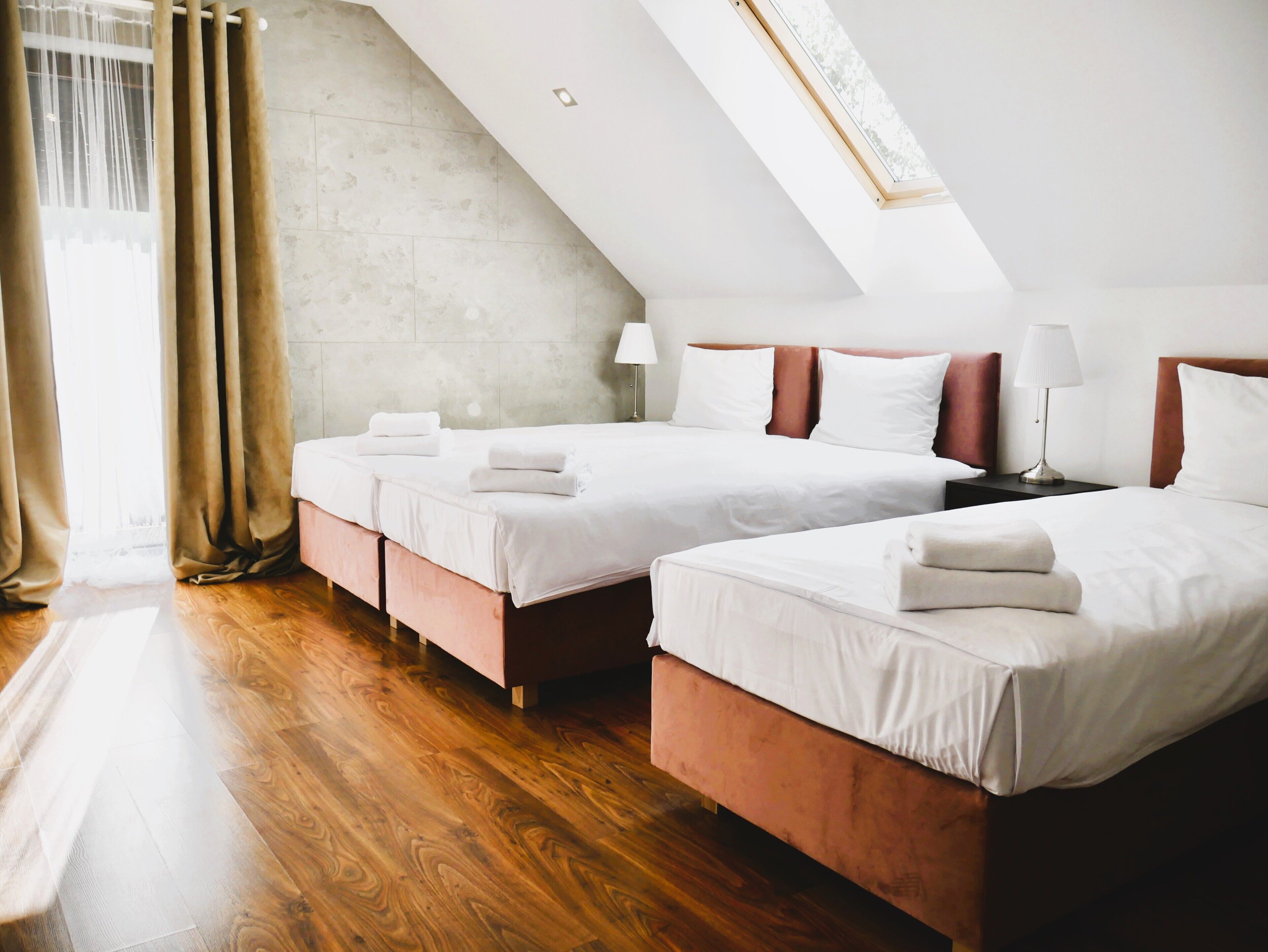 Suite, flere senger, ikke-røyk | Safe på rommet, lydisolert, strykejern/-brett og wi-fi (inkludert)