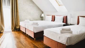 Suite, varias camas, para no fumadores | Caja de seguridad en la habitación y insonorización