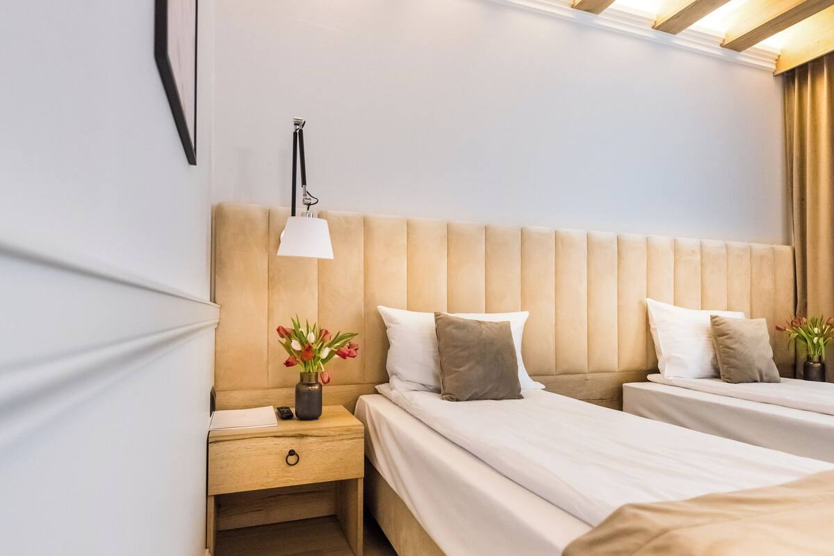 Rom, 2 enkeltsenger, tilgjengelighetstilpasset, ikke-røyk | Safe på rommet, lydisolert, strykejern/-brett og wi-fi (inkludert)