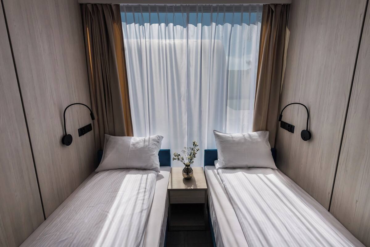 Rom – standard, flere senger, ikke-røyk | Safe på rommet, lydisolert, strykejern/-brett og wi-fi (inkludert)