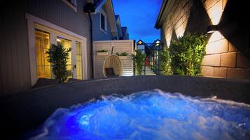 Suite, varias camas, para no fumadores (Jacuzzi) | Caja de seguridad en la habitación y insonorización