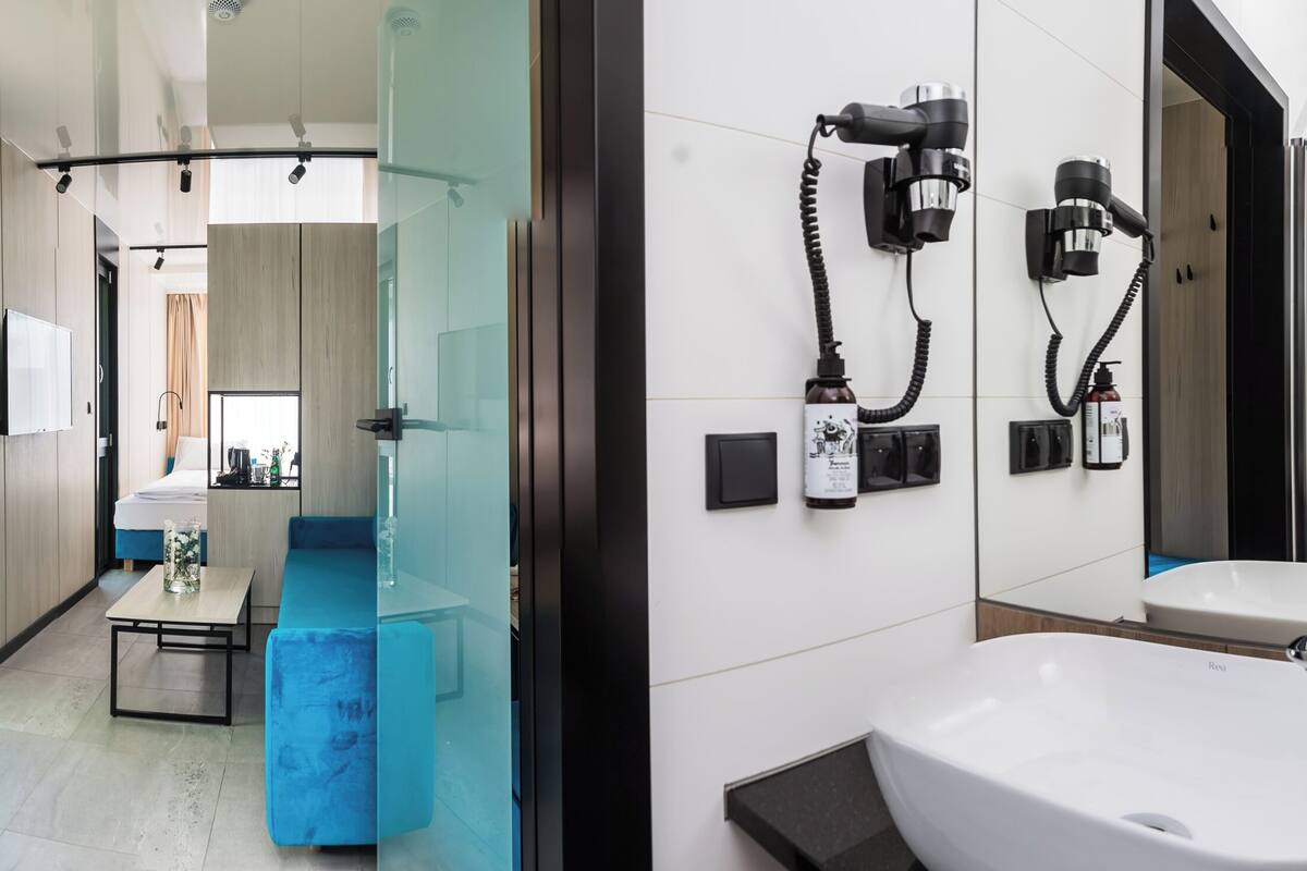 Suite, flere senger, ikke-røyk | Safe på rommet, lydisolert, strykejern/-brett og wi-fi (inkludert)