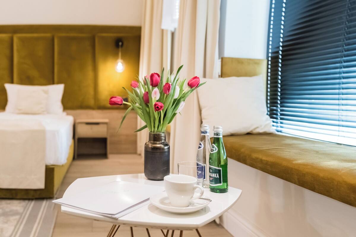 Rom – standard, flere senger, ikke-røyk | Safe på rommet, lydisolert, strykejern/-brett og wi-fi (inkludert)