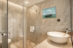 Suihku, sadesuihkupää, ilmaiset hygieniatuotteet, hiustenkuivaaja