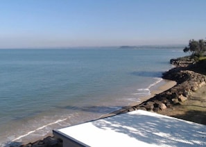 Playa en los alrededores y playa de arena blanca
