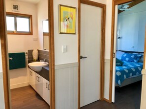 Cabaña tradicional, varias camas | Baño | Regadera, secadora de cabello, toallas, jabón