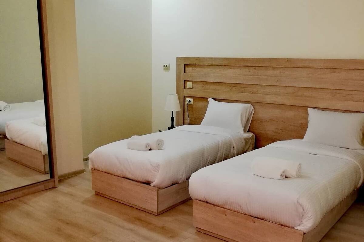 Habitación superior con 2 camas individuales | Escritorio, espacio para trabajar con laptop y cortinas blackout