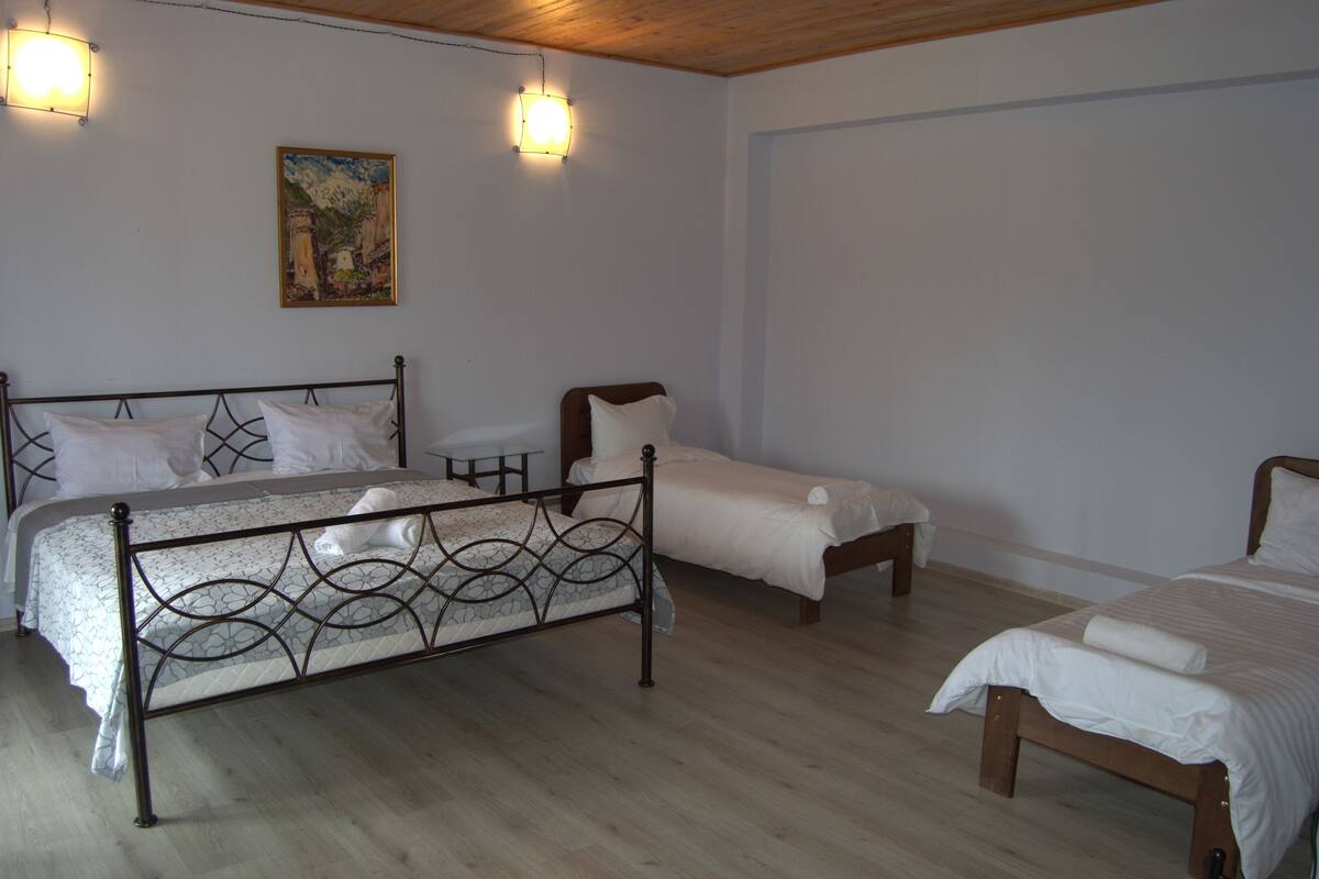 Habitación familiar | Escritorio, espacio para trabajar con laptop y cortinas blackout