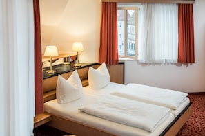 Basic-Doppelzimmer | Allergikerbettwaren, Zimmersafe, Schreibtisch, Zustellbetten
