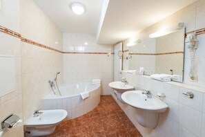 Suite | Baño | Ducha, secador de pelo y toallas
