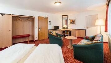 Comfort Double Room | Hypo-allergenic bedding, in-room safe, desk, rollaway beds