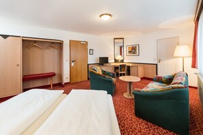 Habitación Confort doble | Ropa de cama hipoalergénica, caja fuerte, escritorio y camas supletorias