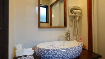 Artículos de tocador gratuitos, secador de pelo, pantuflas