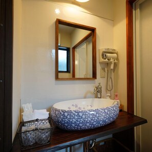 Articles de toilette gratuits, sèche-cheveux, chaussons