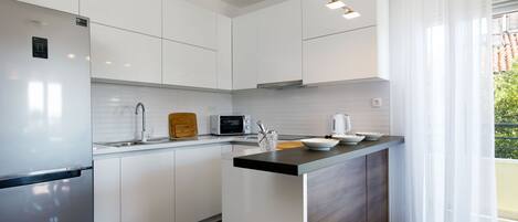 Apartment, 3 Bedrooms, Partial Ocean View | Private kitchen | Full-size fridge, microwave, oven, stovetop