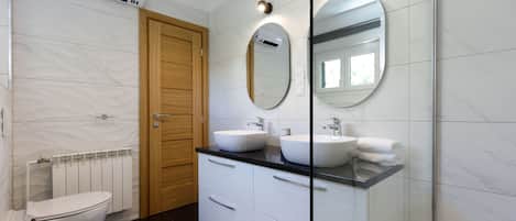 Apartment, 3 Bedrooms, Partial Ocean View | Bathroom | Shower, hair dryer, slippers, bidet