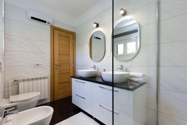 Apartment, 3 Bedrooms, Partial Ocean View | Bathroom | Shower, hair dryer, slippers, bidet