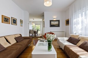 Apartment, 3 Bedrooms, Partial Ocean View | Living area